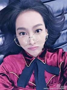 吃瓜女戴眼镜